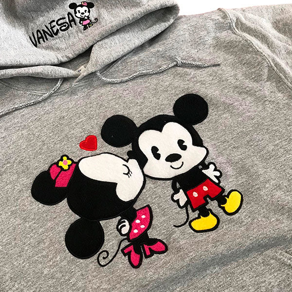 Buzo MINNIE BESANDO A MICKEY (Nombre)