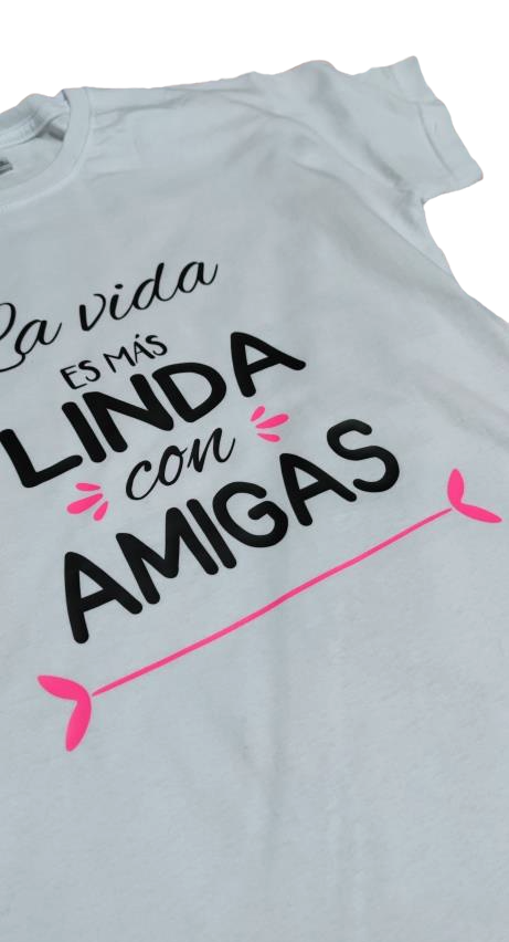 Camiseta LA VIDA ES MÁS LINDA CON AMIGAS