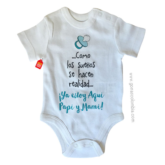 Body ¡YA ESTOY AQUÍ PAPI Y MAMI! (Frase)