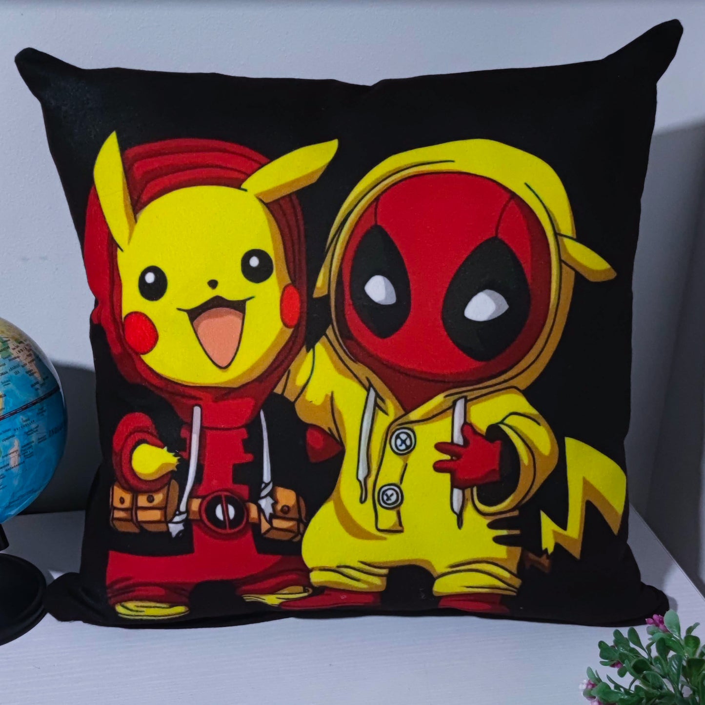 Cojín PIKACHU Y DEADPOOL (Texto)