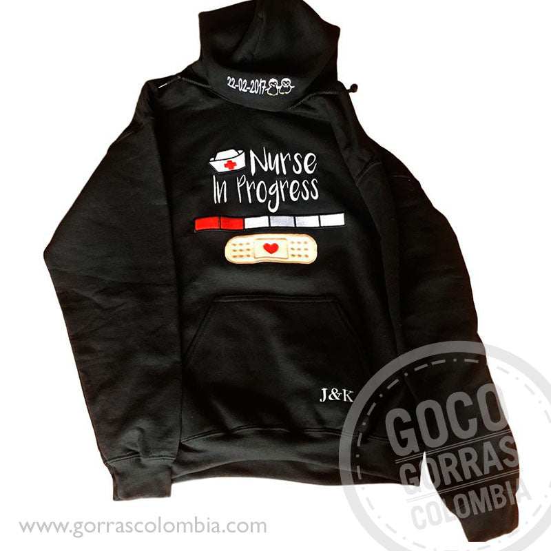 Buzo NURSE IN PROGRESS (Fecha-Iniciales)