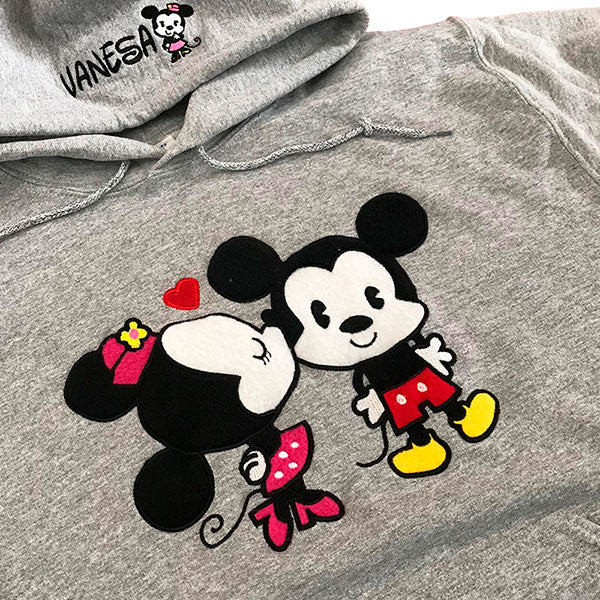 Buzo MINNIE BESANDO A MICKEY Nombre Gorras Colombia