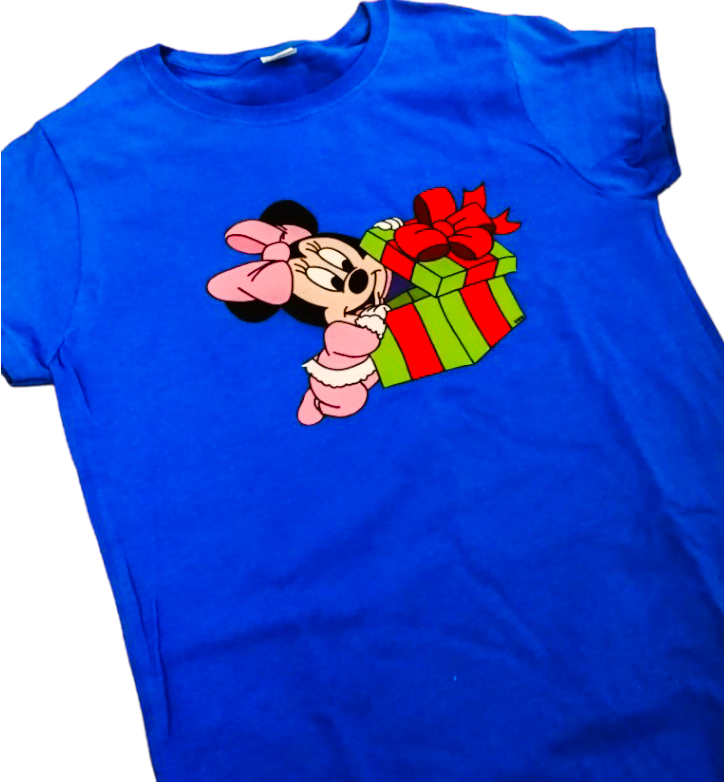 Minnie Baby abriendo regalo